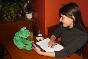 Der Frosch klärt beim Interview einige Irrtümer über reisende Frösche auf.
Fotos von den Reisen des Urban Frosch zeigt eine Ansichtssache.