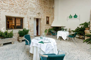 Mallorca hat tausende Unterkunftsmöglichkeiten, vom Fünfsternehotel über romantische Fincas bis zu einfachen Pensionen. Viele Viersternehotels sind auf Radfahrer eingestellt, mit eigenem Radkeller und Verleih. Das Hotel Marina Luz bei Palma bietet besonders im Winter hohen Komfort für günstige Tarife. In Alcúdia war das kleine Hotel Can Tem in der Altstadt besonders empfehlenswert, in Artà das von einem deutschen Paar geführte Hotel Casal d'Artà. In Campos, wo es kaum Hotels gibt, bietet sich das etwas eigentümliche Hotel Segles an. Mallorca hat tausende Unterkunftsmöglichkeiten, vom Fünfsternehotel über romantische Fincas bis zu einfachen Pensionen. Viele Viersternehotels sind auf Radfahrer eingestellt, mit eigenem Radkeller und Verleih. Das Hotel Marina Luz bei Palma bietet besonders im Winter hohen Komfort für günstige Tarife. In Alcúdia war das kleine Hotel Can Tem in der Altstadt besonders empfehlenswert, in Artà das von einem deutschen Paar geführte Hotel Casal d'Artà. In Campos, wo es kaum Hotels gibt, bietet sich das etwas eigentümliche Hotel Segles an.