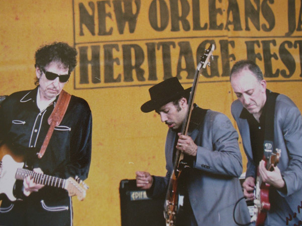 Unberechenbarkeit garantiert: Freddy Koella (rechts) mit Bob Dylan und dessen langjährigem Bassisten Tony Garnier live auf der Bühne des New Orleans Jazz &amp; Heritage Festival im Jahr 2003.