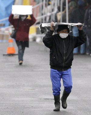 Ein Mann verlässt das Strahlenmesszentrum Koriyama, Präfektur Fukushima