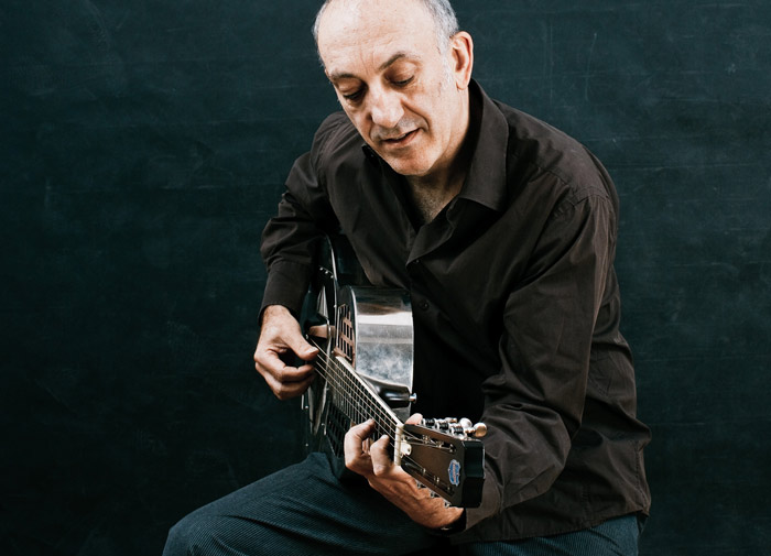 Nicht nur auf der elektrischen Gitarre, sondern auch solo auf akustischen Instrumenten ein Könner: Freddy Koella.
