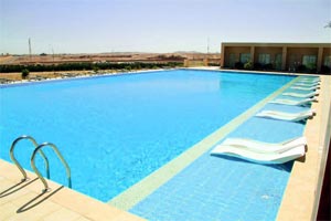 Der einsame Pool im Jaz Makadi Golf Hotel in Hurghada wartet genauso auf
Gäste ... Der einsame Pool im Jaz Makadi Golf Hotel in Hurghada wartet genauso auf
Gäste ...