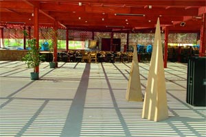 ... wie ein Strandcafé auf der anderen Seite des Hotelkomplexes
Madinat Makadi.
Wie Ägypten ohne Touristen aussieht, zeigt eine Ansichtssache. ... wie ein Strandcafé auf der anderen Seite des Hotelkomplexes
Madinat Makadi.
Wie Ägypten ohne Touristen aussieht, zeigt eine Ansichtssache.