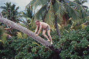 Der Wissenschafter hat beruflich wie privat schon unzählige Länder bereist. Dieses Bild zeigt ihn beim Palmenklettern auf den Cook Islands.