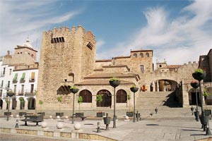 Anreise: Von Madrid per Zug oder Leihwagen über die
Schnellstraße E-90 (Carretera de Suroeste). Cáceres liegt 300 Kilometer
südwestlich von Madrid und 300 Kilometer nördlich von Sevilla.
Unterkunft: Atrio Restaurante Hotel (Relais Châteaux) ist ein neu
eröffnetes 5-Sterne-Haus mit 2-Sterne-Restaurant in der Altstadt. Plaza
San Mateo, 1, 10003 Cáceres, Tel.: 0034/92/724 29 28, info@restauranteatrio.com
Allgemeine
Infos zur Region: http://turismo.ayto-caceres.eswww.turismoextremadura.com
Foto: wikipedia.org, Im Bild: Plaza Mayor in Cáceres.
Anreise: Von Madrid per Zug oder Leihwagen über die
Schnellstraße E-90 (Carretera de Suroeste). Cáceres liegt 300 Kilometer
südwestlich von Madrid und 300 Kilometer nördlich von Sevilla.
Unterkunft: Atrio Restaurante Hotel (Relais Châteaux) ist ein neu
eröffnetes 5-Sterne-Haus mit 2-Sterne-Restaurant in der Altstadt. Plaza
San Mateo, 1, 10003 Cáceres, Tel.: 0034/92/724 29 28, info@restauranteatrio.com
Allgemeine
Infos zur Region: http://turismo.ayto-caceres.eswww.turismoextremadura.com
Foto: wikipedia.org, Im Bild: Plaza Mayor in Cáceres.