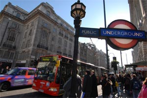 Die Strecke Wien- London wird mehrmals täglich von den British
Airways oder den Austrian Airlines geflogen. Auch Ryanair oder easyJet haben London-Flüge
in ihren Programmen.
In London selbst fährt man am
preisgünstigsten und besten mit der Oystercard, die man
bei allen Ticketschaltern kaufen kann, sie gilt für die gesamte
Londoner U-Bahn (London Tube) und für alle Busse.
Auf den Spuren
des Hochzeitspaares wandeln können Sie am besten mit Visit Britain. Die Strecke Wien- London wird mehrmals täglich von den British
Airways oder den Austrian Airlines geflogen. Auch Ryanair oder easyJet haben London-Flüge
in ihren Programmen.
In London selbst fährt man am
preisgünstigsten und besten mit der Oystercard, die man
bei allen Ticketschaltern kaufen kann, sie gilt für die gesamte
Londoner U-Bahn (London Tube) und für alle Busse.
Auf den Spuren
des Hochzeitspaares wandeln können Sie am besten mit Visit Britain.