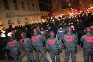 ..., teils schritt sie ein: Ein Bild vom Polizeikessel in der Westbahnstraße, in der DemonstrantInnen zum Teil stundenlang festgehalten wurden ..., teils schritt sie ein: Ein Bild vom Polizeikessel in der Westbahnstraße, in der DemonstrantInnen zum Teil stundenlang festgehalten wurden