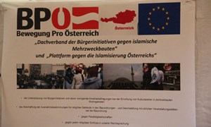 Artikelbild: Die Ähnlichkeit des Logos der BPÖ mit dem der FPÖ ist augenscheinlich, am Donnerstag werden die "Bürgerinitiativen" von rechten Parteien umgarnt. - derStandard.at/Sebastian Pumberger