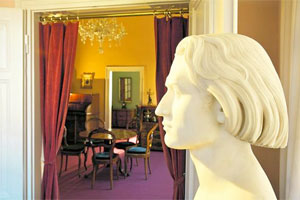 Im Weimar trifft man auf Liszt in diversester Form: Man kann Büsten betrachten, Museen und Konzerte besuchen, aber auch Liszt-Spieluhren und Liszttaschen erstehen.
Informationen:www.weimar.dewww.liszt-2011.de Im Weimar trifft man auf Liszt in diversester Form: Man kann Büsten betrachten, Museen und Konzerte besuchen, aber auch Liszt-Spieluhren und Liszttaschen erstehen.
Informationen:www.weimar.dewww.liszt-2011.de