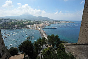 Wer kann, wechselt auf die vorgelagerte Insel Ischia. Wer kann, wechselt auf die vorgelagerte Insel Ischia.