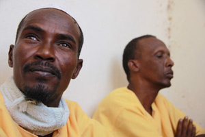 Pirat Farah (46, links) im neueröffeneten Gefängnis in der
somaliländischen Hauptstadt Hargeisa Pirat Farah (46, links) im neueröffeneten Gefängnis in der
somaliländischen Hauptstadt Hargeisa