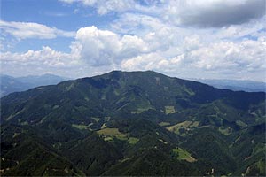 Gesamtgehzeit vier Stunden, Höhenunterschied 700 Meter. Ottokar-Kernstock-Haus (bis 31. Mai von Freitag bis Montag und an Feiertagen bewirtschaftet; dann durchgehend außer Donnerstag). ÖK25V Blatt 4217-West (Kindberg), Maßstab 1:25.000.
Foto: Diahrk/wikipedia.org
Gesamtgehzeit vier Stunden, Höhenunterschied 700 Meter. Ottokar-Kernstock-Haus (bis 31. Mai von Freitag bis Montag und an Feiertagen bewirtschaftet; dann durchgehend außer Donnerstag). ÖK25V Blatt 4217-West (Kindberg), Maßstab 1:25.000.
Foto: Diahrk/wikipedia.org