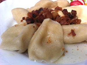 Pierogi russki, aber in Polen. Lokal auf Anfrage. Dafür muss man aber nicht so weit reisen. Pierogi russki, aber in Polen. Lokal auf Anfrage. Dafür muss man aber nicht so weit reisen.