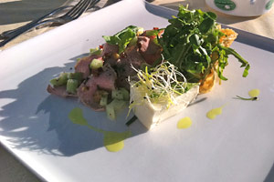 Auch Käseschüsseln werfen im Abendlicht lange Schatten: Roastbeef, Spargelmousse, und der Salat im Käse. Auch Käseschüsseln werfen im Abendlicht lange Schatten: Roastbeef, Spargelmousse, und der Salat im Käse.