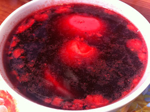 Psychedelische Wegzehrung für die Anreise: Österlicher Borscht mit Ei in Brenna. Psychedelische Wegzehrung für die Anreise: Österlicher Borscht mit Ei in Brenna.