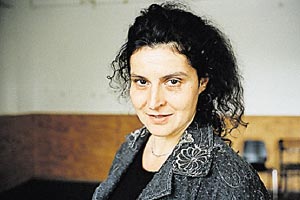 Regisseurin Monika Gintersdorfer bringt Performer zusammen.&nbsp; 1967 in Lima/Peru geboren, zählt sie zu den derzeit 
interessantesten jüngeren Regisseurinnen Deutschlands. Gemeinsam mit dem
 
bildenden Künstler Knut Klaßen entwickelt sie Performanceprojekte, in 
denen 
Lebensstrategien und Ausdrucksformen der Darsteller mit eigenen 
Ästhetiken 
konfrontiert werden. 2010 wurden sie zur Tanzkompanie des Jahres 
gewählt.