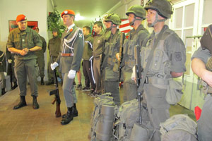 Eine Modeschau von Rekruten für zukünftige Rekrutinnen. Wann welche Uniform getragen wird und welche Variationen es gibt, wird nicht unterschlagen. Eine Modeschau von Rekruten für zukünftige Rekrutinnen. Wann welche Uniform getragen wird und welche Variationen es gibt, wird nicht unterschlagen.