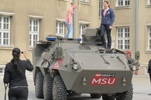 Auch ein Panzer steht zur Besichtung bereit. Besonders beliebt: Posieren auf dem Panzer. Auch ein Panzer steht zur Besichtung bereit. Besonders beliebt: Posieren auf dem Panzer.