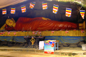 Auch der liegende Buddha kann erst bei Tageslicht genauer betrachtet werden.