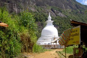 Erst beim Abstieg in der Morgensonne wird ersichtlich, woran man in der Dunkelheit vorbeigeschritten ist. Im Bild: eine Stupa (in Sri Lanka: Dagoba).