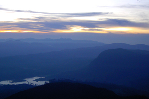 Sechs Uhr Früh: Sonnenaufgang auf dem Adams's Peak.