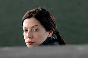 Eva Jantschitsch alias Gustav betrachtet die heimische Musikszene trotz
Popfests pragmatisch-säuerlich. Eva Jantschitsch alias Gustav betrachtet die heimische Musikszene trotz
Popfests pragmatisch-säuerlich.