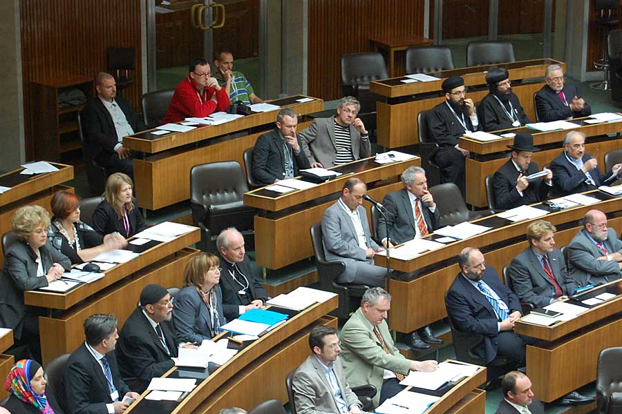 Ungewohnter Anblick im Plenum des Nationalrats: Kardinal Christoph Schönborn sitzt unter Atheisten, Orthodoxen, Juden und Moslems.