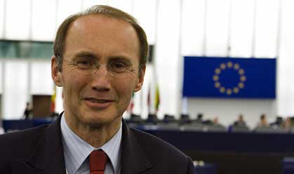 Othmar Karas ist seit 1999 Abgeordneter zum Europäischen Parlament. Karas ist Mitglied im Ausschuss für Wirtschaft und Währung, Fraktionssprecher im Sonderausschuss zur Finanz-, Wirtschafts- und Sozialkrise sowie Stellvertreter im Ausschuss für Binnenmarkt und Verbraucherschutz des Europäischen Parlaments. Weiters ist er Mitglied in der Delegation für die Beziehungen zu Kanada. Artikelbild