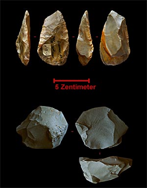 Zwei der etwa 33.000 Jahre alten Steinwerkzeuge aus Byzovaya. Zwei der etwa 33.000 Jahre alten Steinwerkzeuge aus Byzovaya.