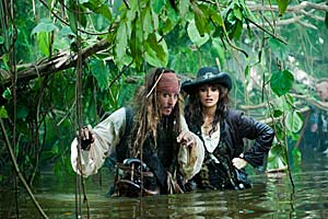 Suche nach der sagenhaften Quelle der Jugend: Unterwegs dorthin muss
Captain Jack (Johnny Depp) seinen Kajal mit Piratin Angelica (Penélope
Cruz) teilen. Suche nach der sagenhaften Quelle der Jugend: Unterwegs dorthin muss
Captain Jack (Johnny Depp) seinen Kajal mit Piratin Angelica (Penélope
Cruz) teilen.