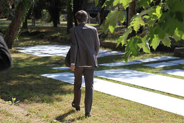 Biennale von Venedig: Noch liegen Aluminiumplatten auf der Wiese vor dem
 
österreichischen Pavillon, den Markus Schinwald in ein Labyrinth 
verwandeln 
wird.