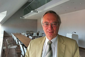 Friedrich Noszek: "Es gibt in der Generationennachfolge auch welche, die sagen:
'Das haben unsere Großeltern aufgebaut, wir sind stolz darauf, wir machen
weiter, wir schaffen es.' Und die anderen sagen halt: 'Oje, wir schaffen
das nicht, wir trennen uns von dem Vermögen.'" Friedrich Noszek: "Es gibt in der Generationennachfolge auch welche, die sagen:
'Das haben unsere Großeltern aufgebaut, wir sind stolz darauf, wir machen
weiter, wir schaffen es.' Und die anderen sagen halt: 'Oje, wir schaffen
das nicht, wir trennen uns von dem Vermögen.'"