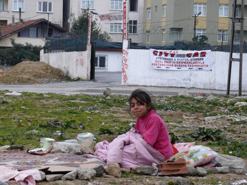 Çiğdem spielt "wohnen" auf der Straße
