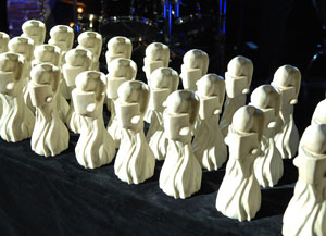 Die Buchliebling-Statuen warten auf die Übergabe.