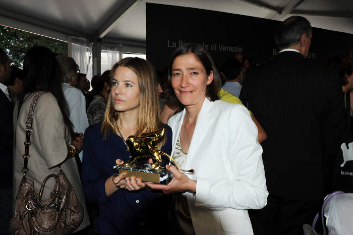 Kuratorin Susanne Gaensheimer (re.) und Schlingensiefs Witwe Aino 
Laberenz (li.) mit dem Goldenen Löwen für den besten Pavillon bei der 
Biennale von Venedig. 