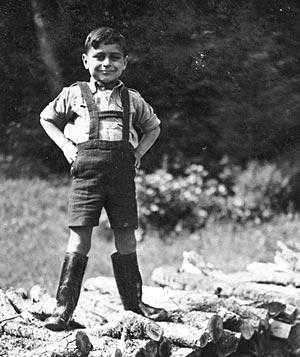Georgy Halpern, 1935 in Wien geboren, im Garten der Maison d'Izieu.