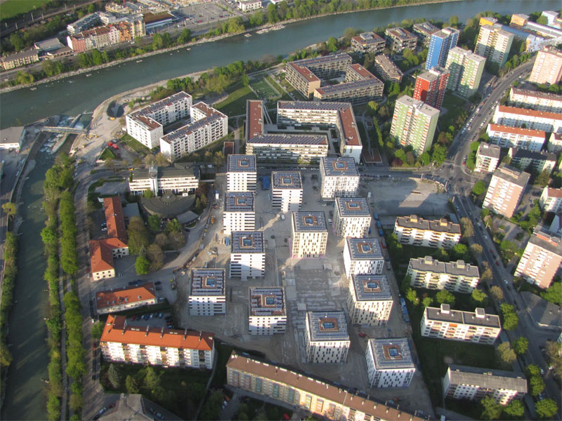 Auf dem ehemaligen Areal der Innsbrucker Eugenkaserne entsteht eine Wohnanlage mit 444 Wohnungen im Passivhausstandard, die während der ersten Olympischen Jugend-Winterspiele im Jänner 2012 in Innsbruck und Seefeld den über 1600 Athleten und Betreuern als Herberge dienen wird. Die Anlage besteht aus 13 Baukörpern und weist 313 Mietwohnungen, 62 Mietwohnungen mit Kaufoption sowie 55 subjektgeförderte und 14 frei finanzierte Eigentumswohnungen auf.