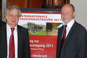 Wolfgang Feist (li.), der als Erfinder des Passivhauses gilt, und Günter Lang, Pressesprecher der Passivhaustagung, zogen ein äußerst positives Resümee der 15. Internationalen Passivhaustagung in Innsbruck. Im nächsten Jahr wird die Tagung in Hannover
stattfinden. Wolfgang Feist (li.), der als Erfinder des Passivhauses gilt, und Günter Lang, Pressesprecher der Passivhaustagung, zogen ein äußerst positives Resümee der 15. Internationalen Passivhaustagung in Innsbruck. Im nächsten Jahr wird die Tagung in Hannover
stattfinden.