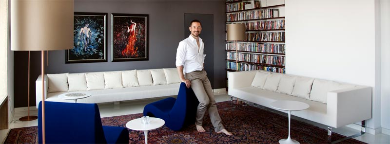 Sebastian Menschhorn in einer von vielen Ecken seiner Wohnung. Vor allem der Perserteppich hat es ihm angetan. 
(Foto: Lisi Specht)