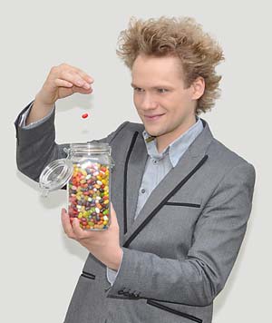 Thomas Höschele darf sich deutscher Meister der Zauberkunst nennen. Beim Festival "Highlights of Magic", das im Juni in Leverkusen stattfand, gewann er in der Kategorie "Mentalmagie" mit einer Liebesgeschichte, bei der ein Glas mit Bonbons eine große Rolle spielt. Wie der Trick funktioniert, darf er nicht verraten.