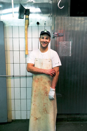 Hände wie Teppichpracker und ein Herz für die Tiere, die er schlachtet: Jede Sau, jeden Stier holt Christoph Hödl selbst vom Bauern.
Foto: Heribert Corn
