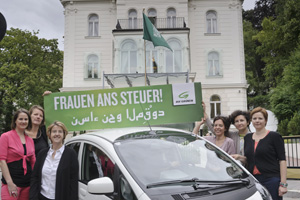 Die Grünen-Frauen vor der saudi-arabischen Botschaft in Wien. Die Grünen-Frauen vor der saudi-arabischen Botschaft in Wien.
