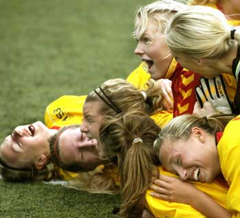 Mehr als 60.000 lizenzierte Fußballerinnen zählt Schweden, der Nachwuchs wird schon in Kindergärten herangezogen, die Talente feiern zum Beispiel im St. Erik's Cup ihre Tore. Mehr als 60.000 lizenzierte Fußballerinnen zählt Schweden, der Nachwuchs wird schon in Kindergärten herangezogen, die Talente feiern zum Beispiel im St. Erik's Cup ihre Tore.