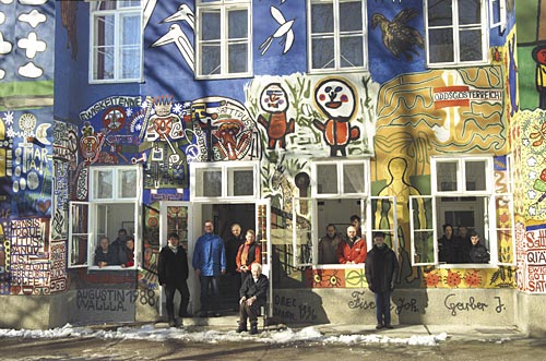 Das bunt bemalte Haus der Künstler und seine Bewohner. 