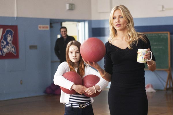 Unorthodoxe Unterrichtsmethoden praktiziert Cameron Diaz (re.) in und 
als 
"Bad Teacher". Im Hintergrund lacht sich Jason Segel eins, während 
Kaitlyn Dever 
um die Gesundheit ihrer Klassenkameraden fürchtet. 