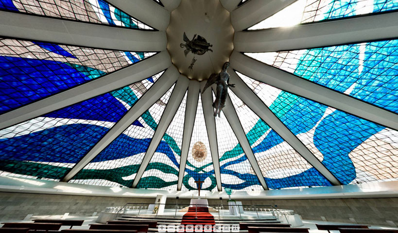 Die Kathedrale von Brasília mit Rundumblick bis unter die Kuppel.
Informationen: Museu Virtual de Brasília