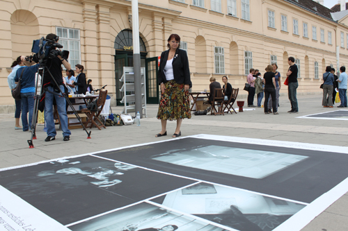 Zuzana Brejcha bei der Ausstellung "60 Jahre Flüchtlingsschutz", die das UN-Flüchtlingshochkommissariat anlässlich des Weltflüchtlingstages 2011 vor dem Museumsquartiert gezeigt hat
