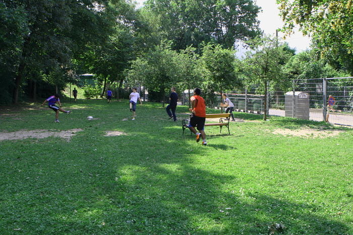Der Park in Dornbach wurde nach Josef "Pepi" Kaderka (1910 bis 1993) benannt. Er war Musiker und Textdichter zahlreicher Wienerlieder. Wo jetzt die Jugendlichen kicken, wird ab 2011 gegärtnert.