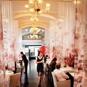 Ein Restaurant wie eine Bühne: Ein Restaurant wie eine Bühne: