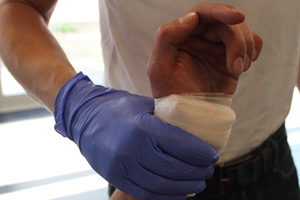 Auch wenn es so ausschaut, als ob der Betroffene verbluten würde, gilt
die eiserne Regel: niemals abbinden! Die erste Hilfe bei stark blutenden
Wunden ist immer der Fingerdruck und wenn möglich Druckverband (Bild). Auch wenn es so ausschaut, als ob der Betroffene verbluten würde, gilt
die eiserne Regel: niemals abbinden! Die erste Hilfe bei stark blutenden
Wunden ist immer der Fingerdruck und wenn möglich Druckverband (Bild).